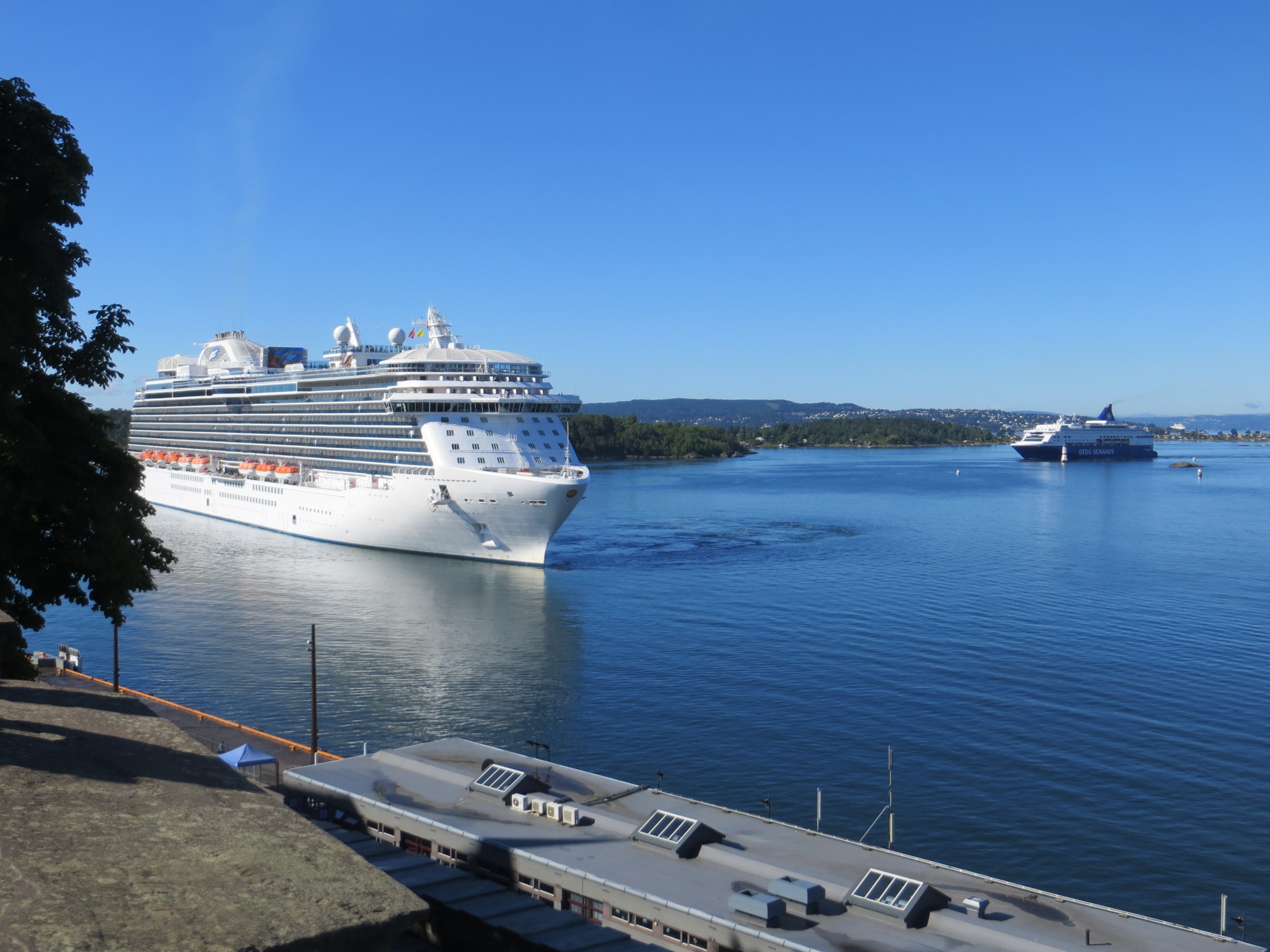 2014-07-18: Royal Princess legger til kai mens DFDS Seaways passerer i bakgrunnen